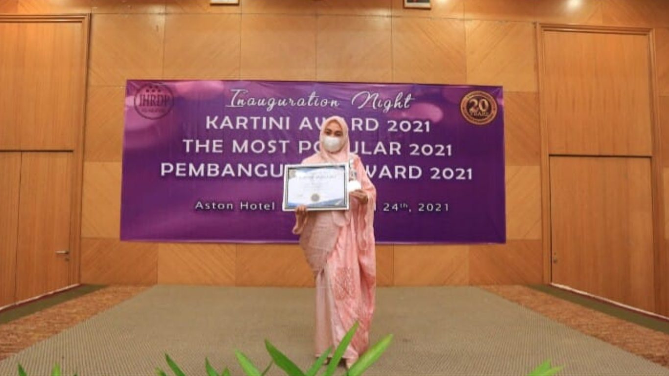Kepala DInas Perumahan Rakyat Dan Kawasan Permukiman Kota Kotamobagu Mendapatkan Penghargaan Kartini Award 2021 dari Internasional Human Resource Development Program (IHRDP) Foundation